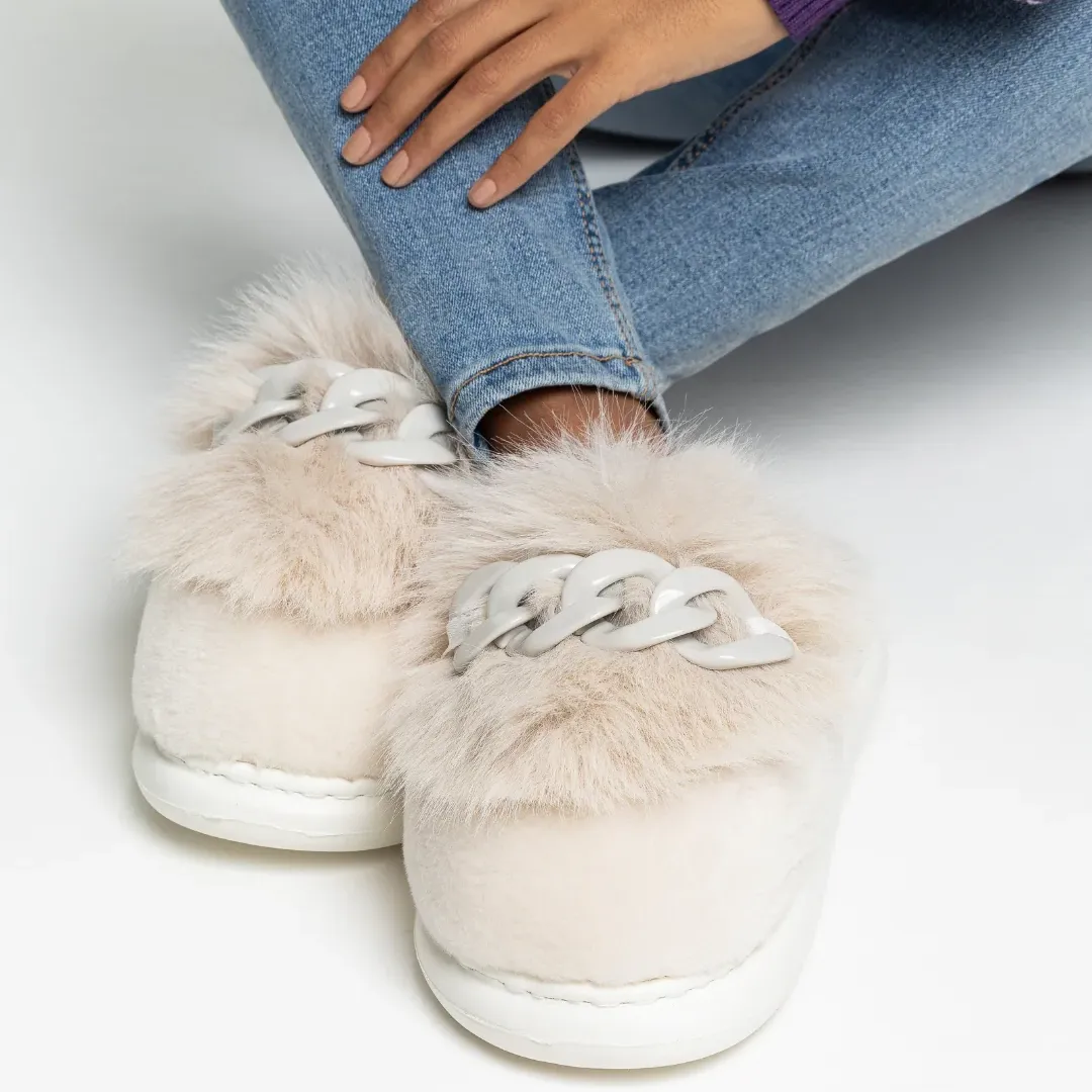 Pantufa feminina Flowfa modelo Chloe na cor creme, com pelúcia macia e detalhe de corrente branca, vista frontal com fundo branco
